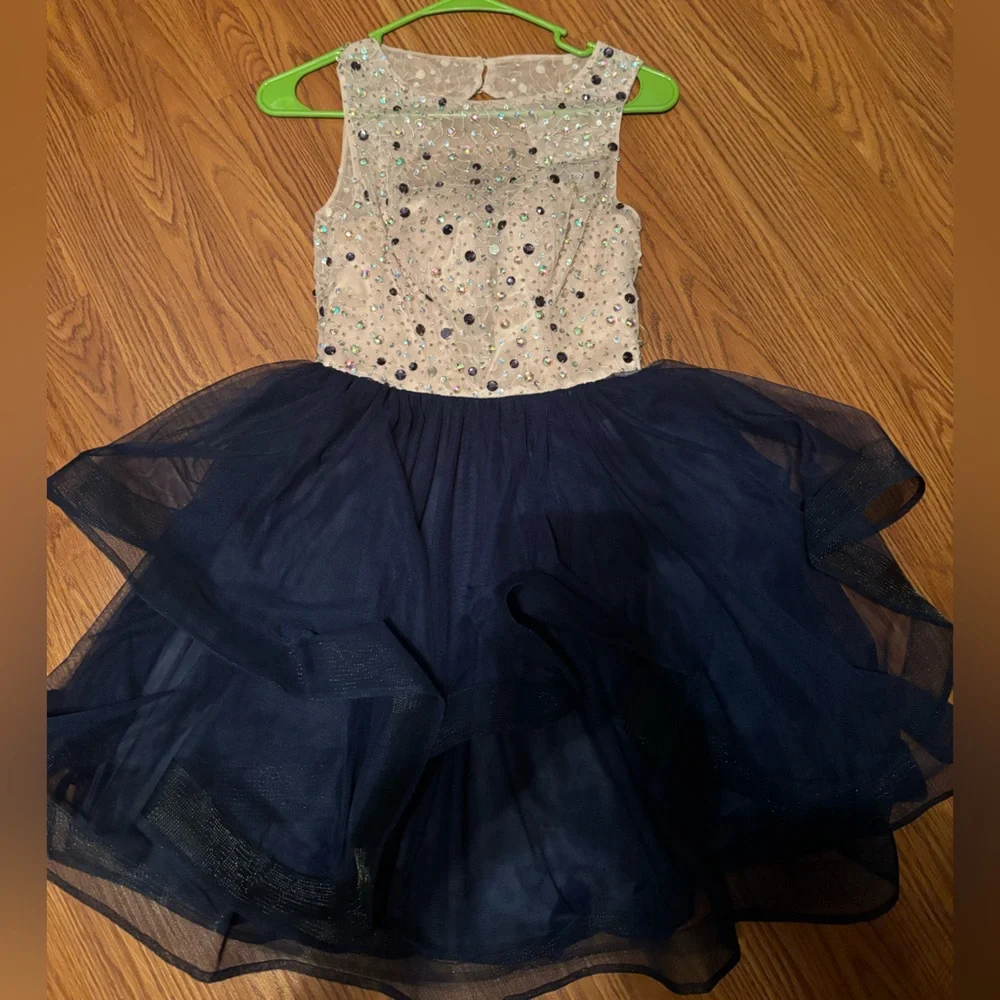 Elegant Sleeveless Dress with Embellished Bodice - Picture 3 of 7